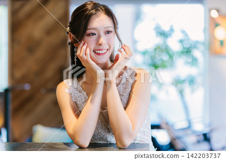 穿著婚紗的女人 穿著婚紗的女人 142203737