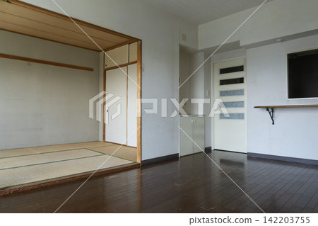 An old apartment building: living room (Western style) and tatami room (Japanese style). Vacant rooms. Before renovation. 142203755