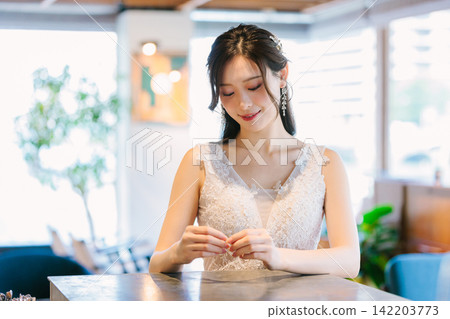 Woman in wedding dress Woman in wedding dress 142203773
