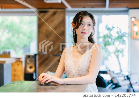 穿著婚紗的女人 142203774