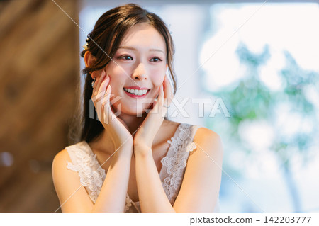 穿著婚紗的女人 穿著婚紗的女人 142203777