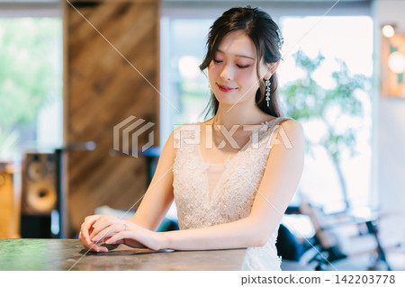 bride in a wedding dress 142203778