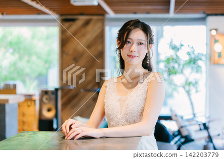 穿著婚紗的女人 穿著婚紗的女人 142203779