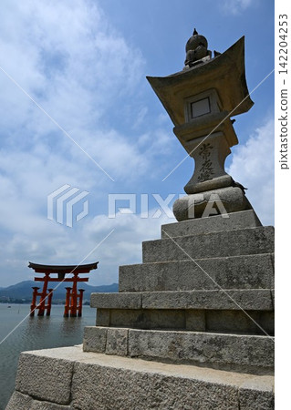 廣島夏日清晨的嚴島神社大鳥居。 廣島夏日清晨的嚴島神社大鳥居。 142204253