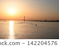 明石海峽大橋和夕陽映照下的大海。 142204576