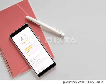 智慧型手機上顯示的顧客評論和產品評論照片(智慧型手機螢幕圖像均為原始作品)。 智慧型手機上顯示的顧客評論和產品評論照片(智慧型手機螢幕圖像均為原始作品)。 142204834