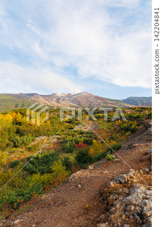 Mount Tokachi, the main peak of the Tokachi Mountain Range (Autumn in Hokkaido) Mount Tokachi, the main peak of the Tokachi Mountain Range (Autumn in Hokkaido) 142204841