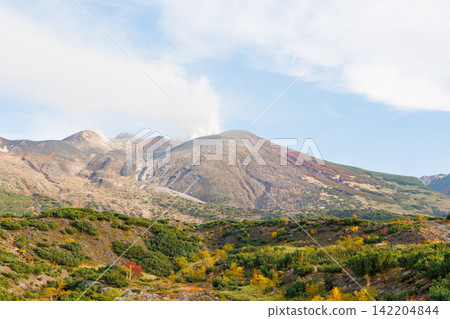 Mount Tokachi, the main peak of the Tokachi Mountain Range (Autumn in Hokkaido) Mount Tokachi, the main peak of the Tokachi Mountain Range (Autumn in Hokkaido) 142204844