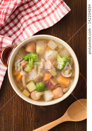配料豐富的湯 142204894
