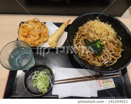 一份天婦羅和蕎麥麵的午餐套餐,給人一種日式料理的感覺。 一份天婦羅和蕎麥麵的午餐套餐,給人一種日式料理的感覺。 142204921