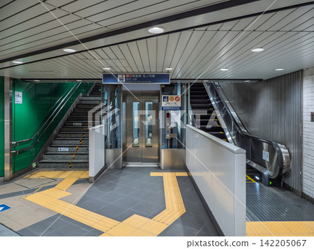 Barrier-free facilities such as stairs, elevators, and escalators within subway stations. Barrier-free facilities such as stairs, elevators, and escalators within subway stations. 142205067