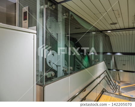 Inclined elevators: Barrier-free facilities in subway stations 142205070