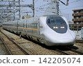 一列700系、7000系新幹線列車抵達小倉站。 142205074