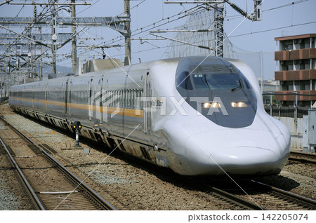 一列700系、7000系新幹線列車抵達小倉站。 一列700系、7000系新幹線列車抵達小倉站。 142205074