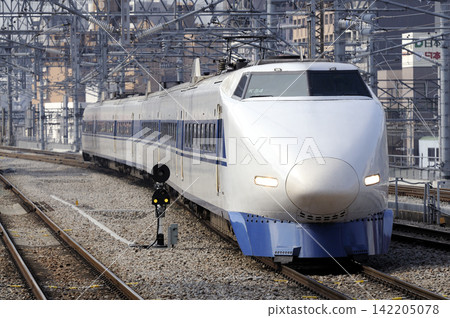 新幹線100系列車抵達博多站。 142205078