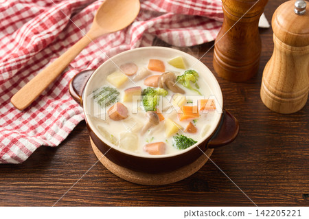 濃鬱的奶油湯,配料豐富 濃鬱的奶油湯,配料豐富 142205221