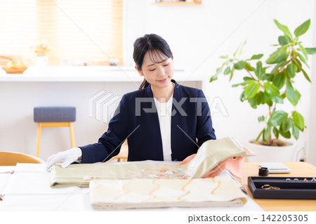 上門鑑定服務：鑑定師前往客戶家中評估和服。 142205305