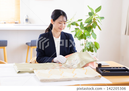 上門鑑定服務:鑑定師前往客戶家中評估和服。 上門鑑定服務:鑑定師前往客戶家中評估和服。 142205306