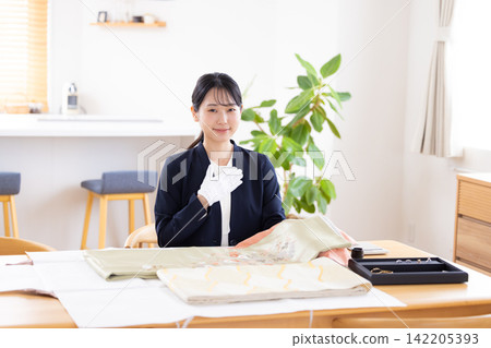 上門鑑定服務:鑑定師前往客戶家中評估和服。 上門鑑定服務:鑑定師前往客戶家中評估和服。 142205393