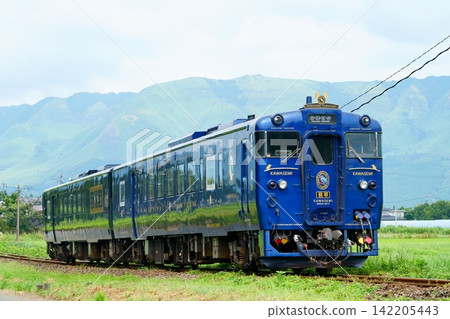 特快列車「川瀨山瀨」以阿蘇山北外緣為背景,那裡漂浮著扇形的鶴尾岩。 特快列車「川瀨山瀨」以阿蘇山北外緣為背景,那裡漂浮著扇形的鶴尾岩。 142205443