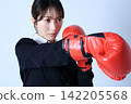 女商人拳擊形象 142205568