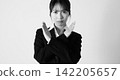 一位女商人拒絕的圖片（黑白照片） 142205657