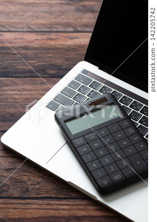一台電腦和一台黑色計算器 142205742