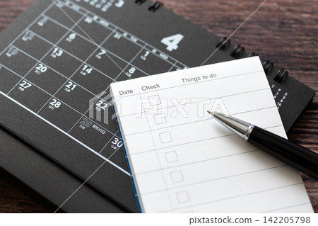 待辦事項清單和四月日曆 待辦事項清單和四月日曆 142205798