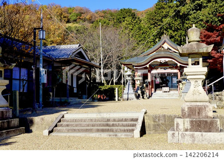 A view of the main hall within the grounds of Tenmangu Shrine (Hata Tenmangu Shrine), Ikeda City, Osaka Prefecture. A view of the main hall within the grounds of Tenmangu Shrine (Hata Tenmangu Shrine), Ikeda City, Osaka Prefecture. 142206214