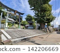 神社景象，鳥居和石燈籠整齊排列。 142206669