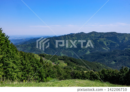 秩父展望台是一個風景優美的地方,天空晴朗,視野開闊。 秩父展望台是一個風景優美的地方,天空晴朗,視野開闊。 142206710