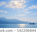 The sea and ships bathed in soft light 142206844