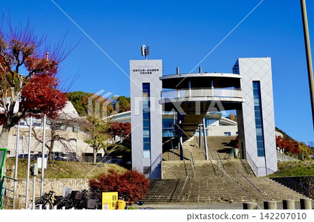 The entrance to the Sky Arena at Minoh City First General Sports Park is beautifully illuminated by autumn foliage. (Minoh City, Osaka Prefecture) The entrance to the Sky Arena at Minoh City First General Sports Park is beautifully illuminated by autumn foliage. (Minoh City, Osaka Prefecture) 142207010