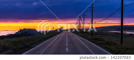 A dramatic scene on Hokkaido Prefectural Road 950 on the Notsuke Peninsula before dawn. A dramatic scene on Hokkaido Prefectural Road 950 on the Notsuke Peninsula before dawn. 142207083