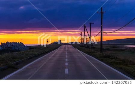 A dramatic scene on Hokkaido Prefectural Road 950 on the Notsuke Peninsula before dawn. 142207085