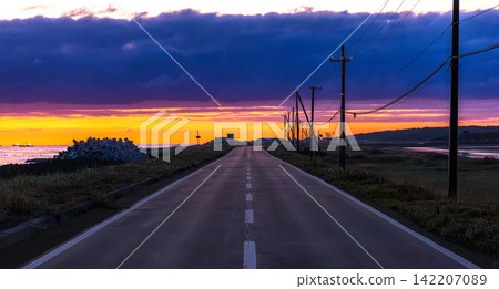A dramatic scene on Hokkaido Prefectural Road 950 on the Notsuke Peninsula before dawn. A dramatic scene on Hokkaido Prefectural Road 950 on the Notsuke Peninsula before dawn. 142207089