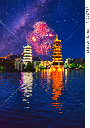 桂林日月塔美麗夜景 桂林日月塔美麗夜景 142207184