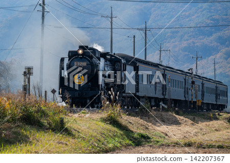 SL山口號列車沿著山口線行駛。 SL山口號列車沿著山口線行駛。 142207367