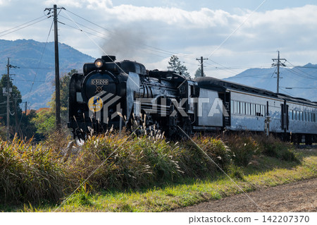 SL山口號列車沿著山口線行駛。 142207370
