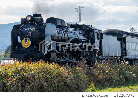 SL山口號列車沿著山口線行駛。 SL山口號列車沿著山口線行駛。 142207372