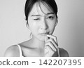 一張患有口腔潰瘍的女性照片（黑白照片） 142207395