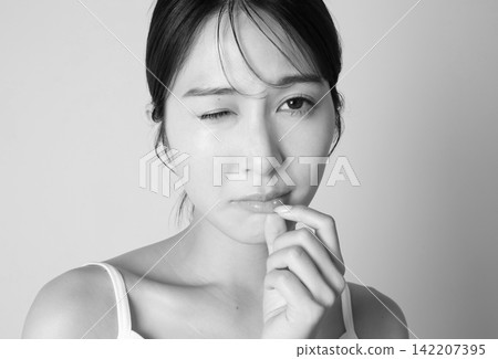 一張患有口腔潰瘍的女性照片（黑白照片） 142207395