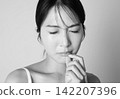 一張患有口腔潰瘍的女性照片（黑白照片） 142207396