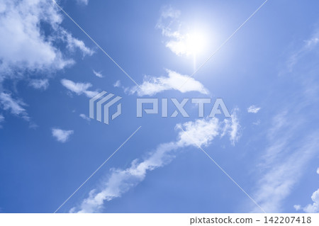 Yokohama's summer sky: blue sky, sun, and white clouds 142207418