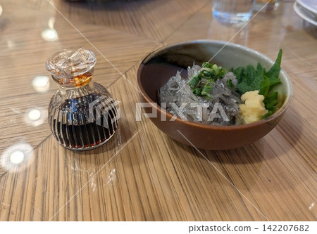 新鮮生銀魚配調味料和醬油 新鮮生銀魚配調味料和醬油 142207682