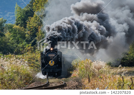 山口號SL列車噴出濃煙。 山口號SL列車噴出濃煙。 142207820