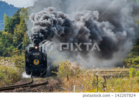 山口號SL列車噴出濃煙。 山口號SL列車噴出濃煙。 142207824