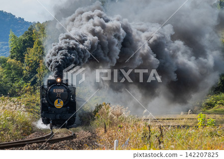 The SL Yamaguchi train spews out thick smoke. 142207825