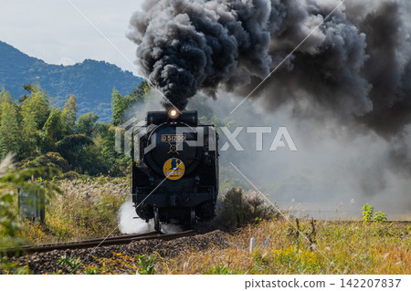 山口號SL列車噴出濃煙。 山口號SL列車噴出濃煙。 142207837