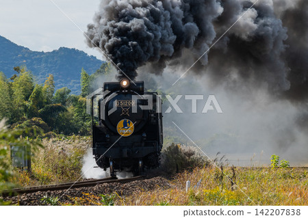 山口號SL列車噴出濃煙。 山口號SL列車噴出濃煙。 142207838